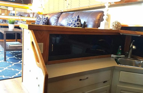 Waterfront Boat Rental | Experience Dockside Boat & Bed in Long Beach Today!