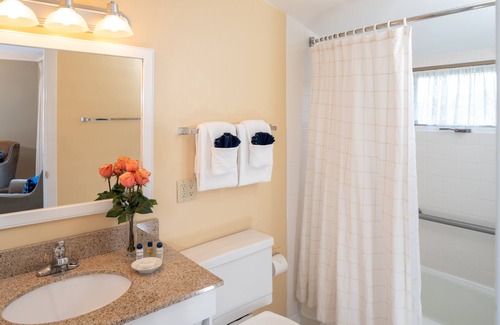 York Hotel | Relax at Dockside Guest Quarters & Restaurant with Breakfast