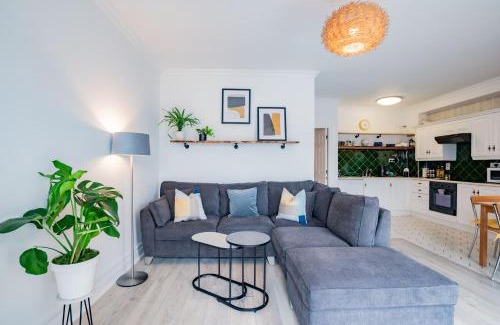 Galway City Centre Apartment | Dockside Haven - Free Parking