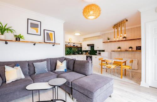 Galway City Centre Apartment | Dockside Haven - Free Parking
