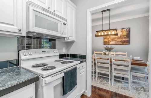 Six Mile House | Unforgettable Dock Tales at Lake Keowee with Game Room