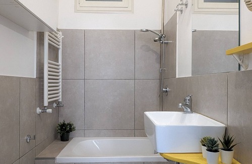 Fuorigrotta Apartment | Doclea House: Comfort & Relaxation in City Center