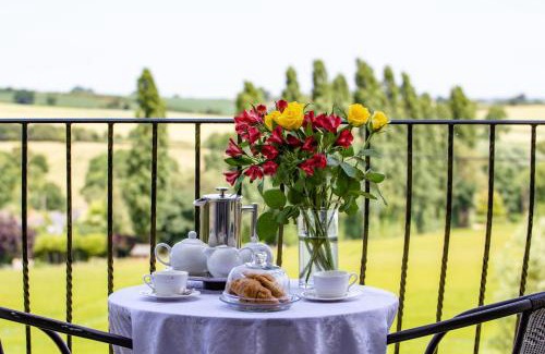 Weedon Bed & Breakfast | Experience Dodford Grange: 4-Star Stay with Pool & Pets