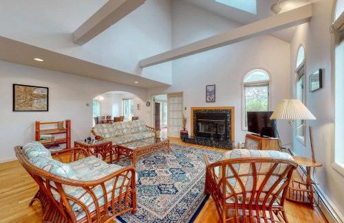 Edgartown House | Family-Friendly Stay at Dodgers Hole: Great Amenities Await
