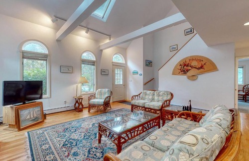 Edgartown House | Family-Friendly Stay at Dodgers Hole: Great Amenities Await