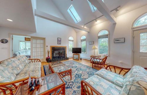 Edgartown House | Family-Friendly Stay at Dodgers Hole: Great Amenities Await