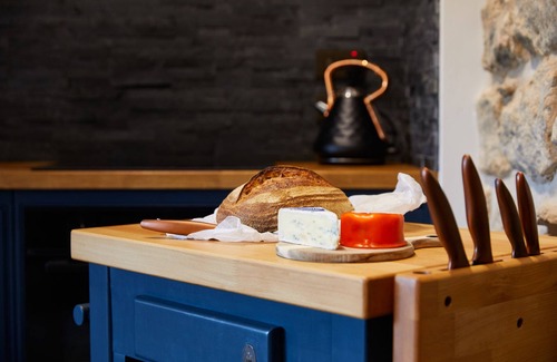 Burythorpe Cottage | Historic Cottage with Hot Tub & Village Pub Nearby