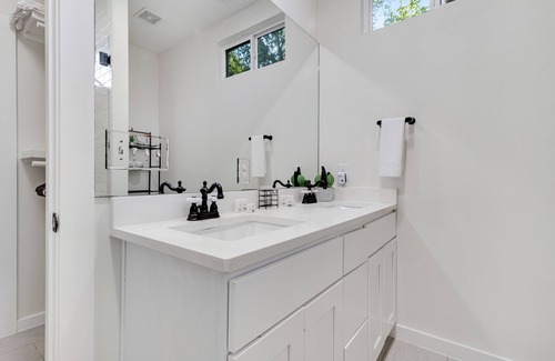 St. Johns House | Pet-Friendly Retreat Steps from Downtown with Modern Amenities
