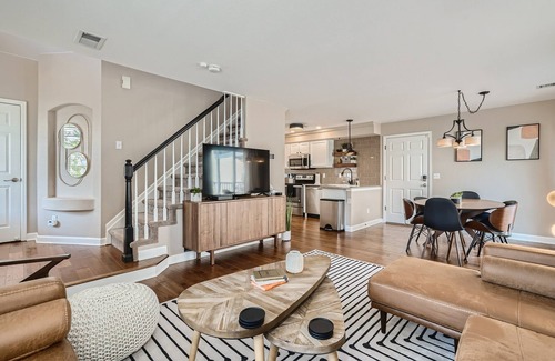 Broomfield House | Outstanding Pet Friendly 3BR Retreat with Outdoor Space