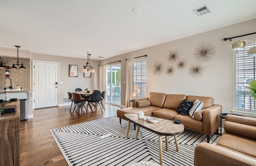 Broomfield House | Outstanding Pet Friendly 3BR Retreat with Outdoor Space