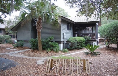 West Beach Cottage | Dog-Friendly 3BR Oceanwoods Cottage Steps from the Beach