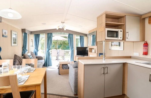 Hopton Ski Chalet | Family-Friendly 5 Berth Caravan Holiday Home in Fritton