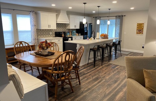 Mentor House | Pet-Friendly Retreat Near Wineries & Lake Erie - 10/10 Rated!