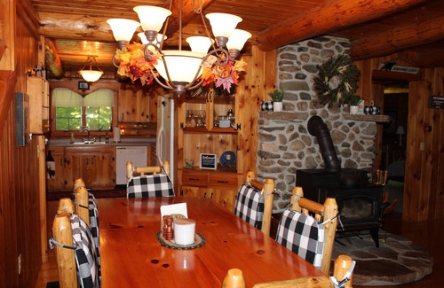 Brownfield Cabin | Pet-Friendly Log Cabin with Hot Tub in Southern Maine