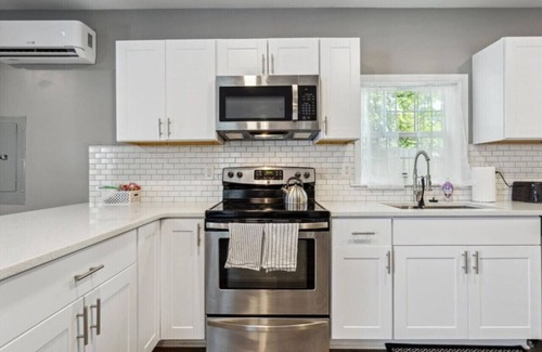 Buckroe Beach House | Cozy Buckroe Getaway: Steps to the Beach & Pet Friendly
