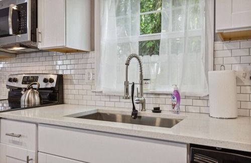 Buckroe Beach House | Cozy Buckroe Getaway: Steps to the Beach & Pet Friendly