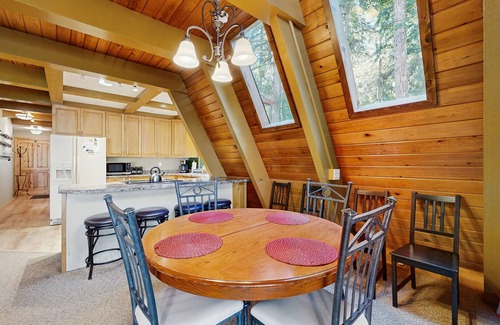 Welches Cabin | Pet-Friendly A-Frame Cabin with Hot Tub Near Skiing