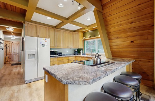 Welches Cabin | Pet-Friendly A-Frame Cabin with Hot Tub Near Skiing