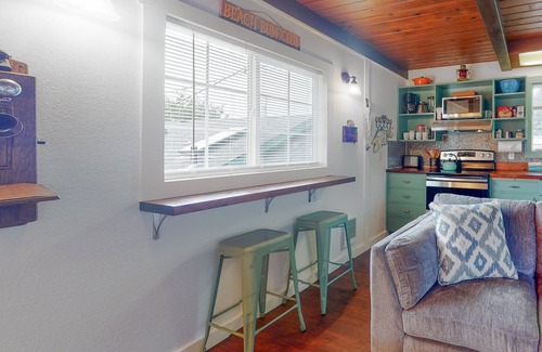 Winchester Bay Apartment | Pet-Friendly Retreat with Kitchen & Oceanfront Views