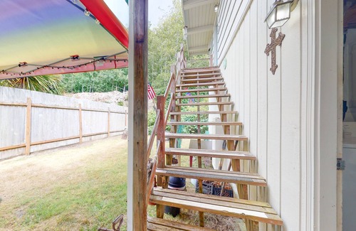 Winchester Bay Apartment | Pet-Friendly Retreat with Kitchen & Oceanfront Views