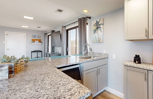 Dauphin Island House | Pet-Friendly Bayfront Duplex with Private Dock & Kayaks