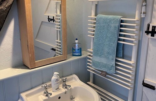 Netheravon Cottage | Idyllic Dog-Friendly Cottage Near Stonehenge with Spa