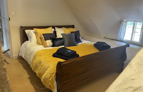 Netheravon Cottage | Idyllic Dog-Friendly Cottage Near Stonehenge with Spa