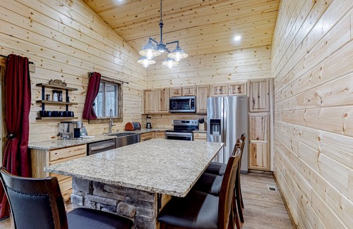 Sautee Nacoochee Cabin | Dog-Friendly Cabin with Private Hot Tub & Pool Table