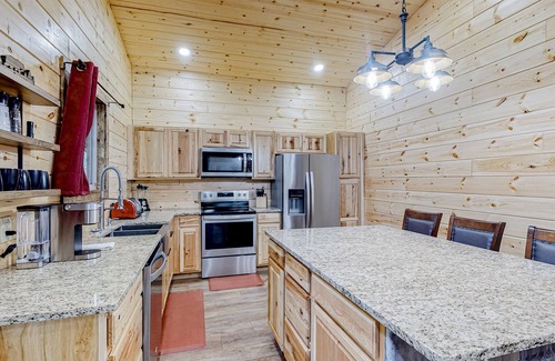 Sautee Nacoochee Cabin | Dog-Friendly Cabin with Private Hot Tub & Pool Table