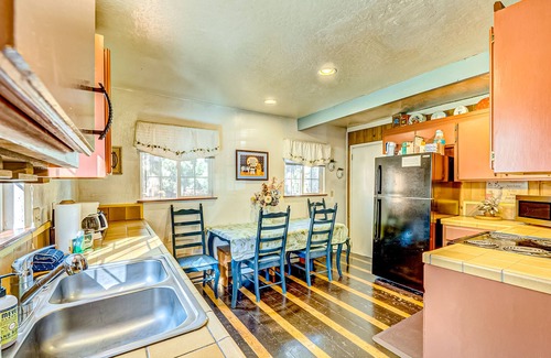 Tahoe Island Cabin | Dog-Friendly Cabin with Hot Tub Near Camp Richardson Marina