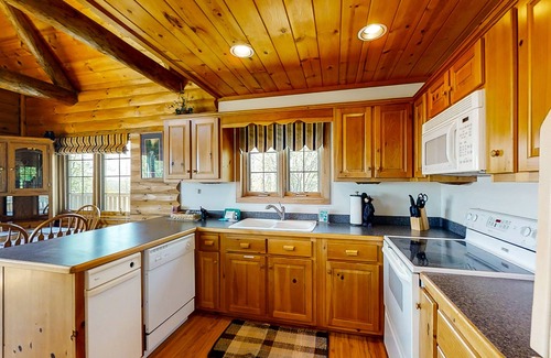 New Tazewell Cabin | Dog-Friendly Cabin with Jetted Tub and Game Room Retreat