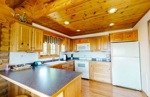 New Tazewell Cabin | Dog-Friendly Cabin with Jetted Tub and Game Room Retreat