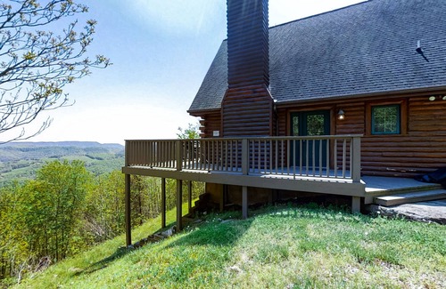 New Tazewell Cabin | Dog-Friendly Cabin with Jetted Tub and Game Room Retreat