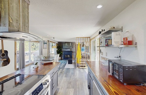 Port Orford Cabin | Pet-Friendly Cabin with Ocean Views and Modern Amenities