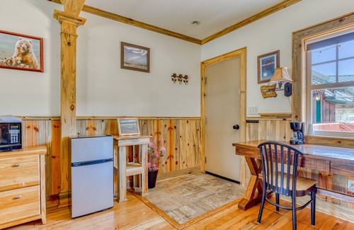 White Salmon Cabin | Dog-friendly cabin near White Salmon River with mtn views, WiFi, courtyard, AC
