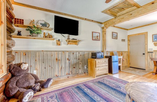 White Salmon Cabin | Pet-Friendly Cabins with Mountain Views and WiFi Access