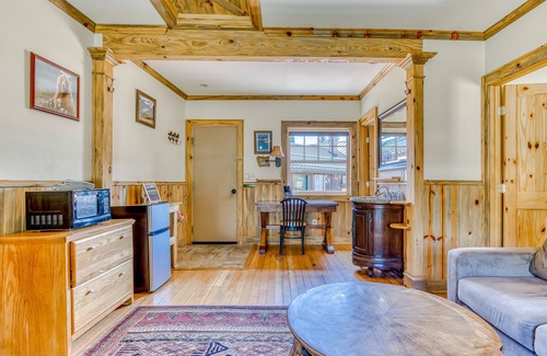 White Salmon Cabin | Pet-Friendly Cabins with Mountain Views and WiFi Access