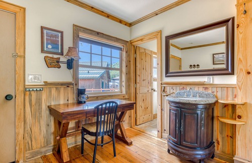 White Salmon Cabin | Pet-Friendly Cabins with Mountain Views and WiFi Access