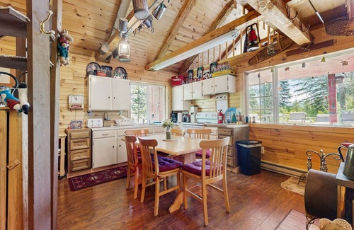 Cascade Cabin | Idyllic Dog-Friendly Cabin with Outdoor Space and Spa