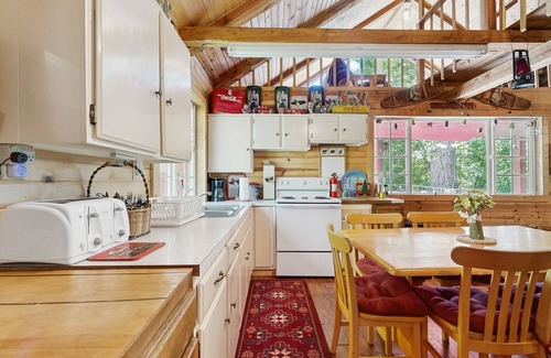 Cascade Cabin | Idyllic Dog-Friendly Cabin with Outdoor Space and Spa