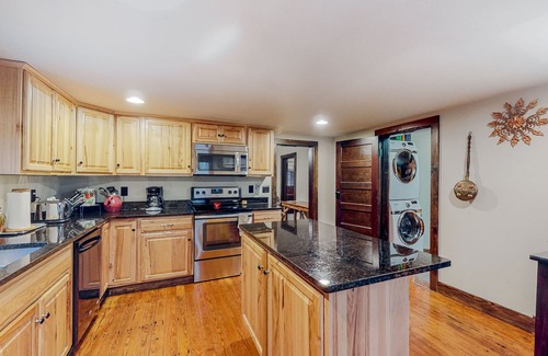 Rogers Cabin | Dog-Friendly Cabin with Pool & Partial AC Near Marina