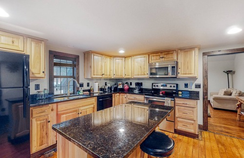 Rogers Cabin | Dog-Friendly Cabin with Pool & Partial AC Near Marina