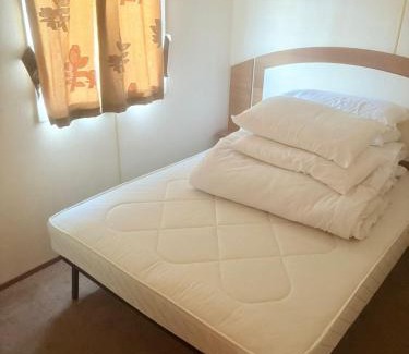 Hunstanton Other | Dog Friendly Caravan With Decking At Manor Park In Hunstanton Ref 23063W