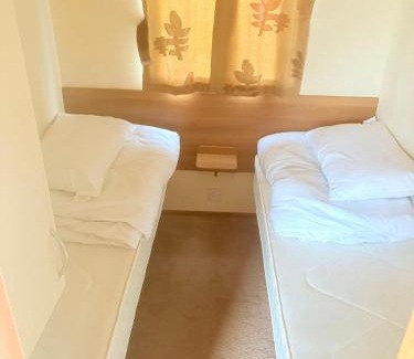 Hunstanton Other | Dog Friendly Caravan With Decking At Manor Park In Hunstanton Ref 23063W
