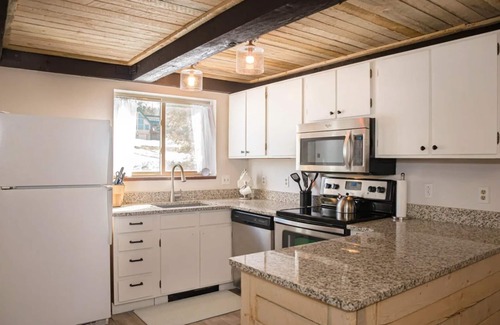 Fraser Condo | Pet-Friendly Condo Near Winter Park with Pool & Spa