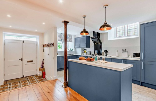 Bampton Cottage | Pet-Friendly Chapel House: A Perfect Stay for Families
