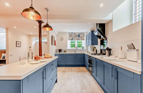 Bampton Cottage | Pet-Friendly Chapel House: A Perfect Stay for Families