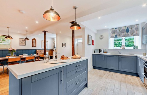 Bampton Cottage | Pet-Friendly Chapel House: A Perfect Stay for Families