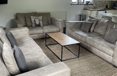 Newquay Cottage | Pet-Friendly Mill Retreat with Hot Tub - Sleeps 8