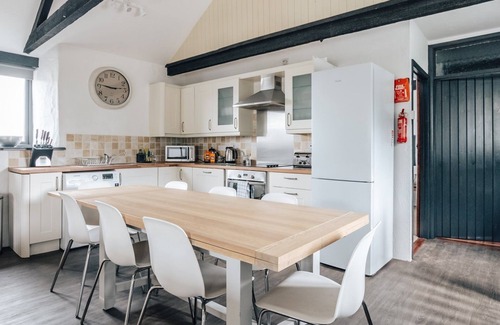 Newquay Cottage | Pet-Friendly Mill Retreat with Hot Tub - Sleeps 8